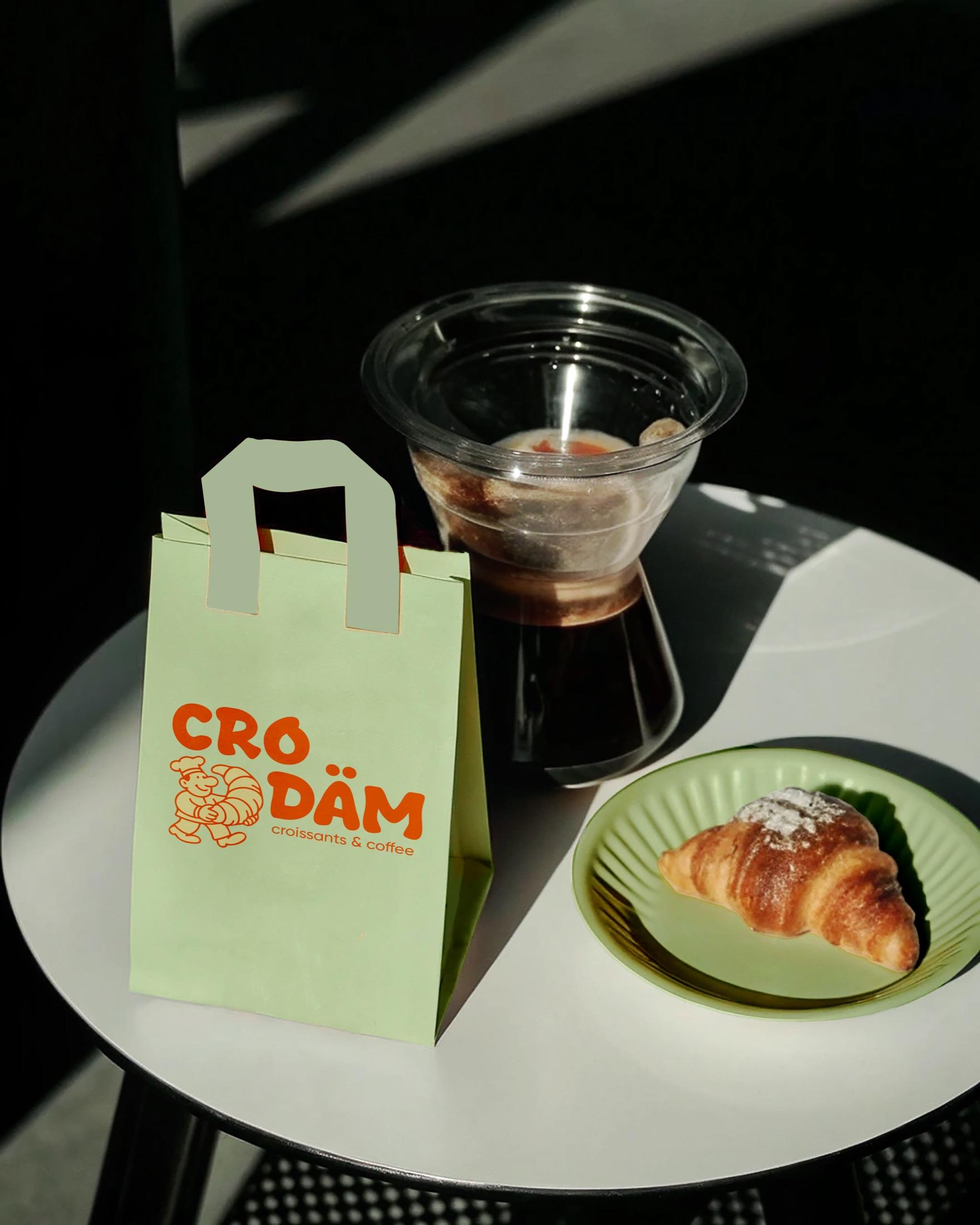 CRO DÄM — пакет, кофе и круассан